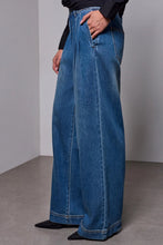 Pantalon Brooke Denim à plis sur le devant et jambes larges