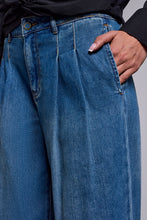Pantalon Brooke Denim à plis sur le devant et jambes larges