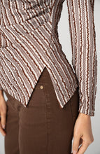 Top en maille à manches longues et ourlet asymétrique