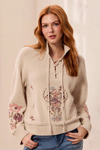 Pull en maille douce à lacets avec broderie florale