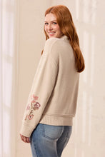 Pull en maille douce à lacets avec broderie florale