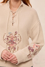 Pull en maille douce à lacets avec broderie florale